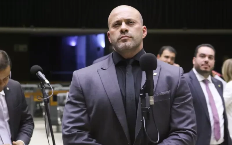 Moraes aponta ‘absoluta má-fé’ e mantém Daniel Silveira preso