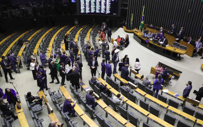 Câmara aprova projeto que limita aumento do salário mínimo e altera regras do BPC