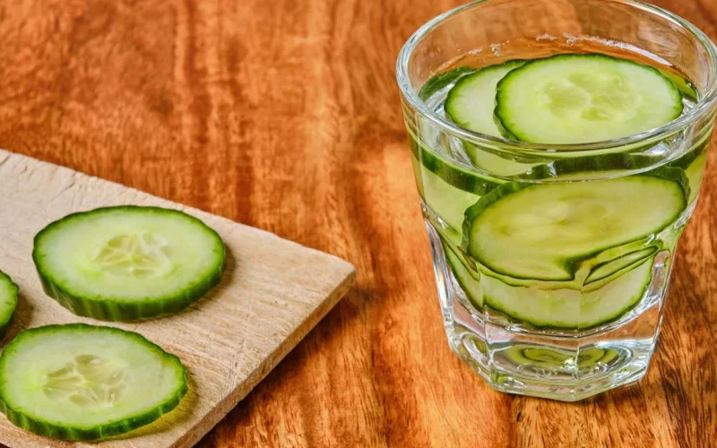 Benefícios refrescantes: aproveite a hidratação e os nutrientes da água de pepino