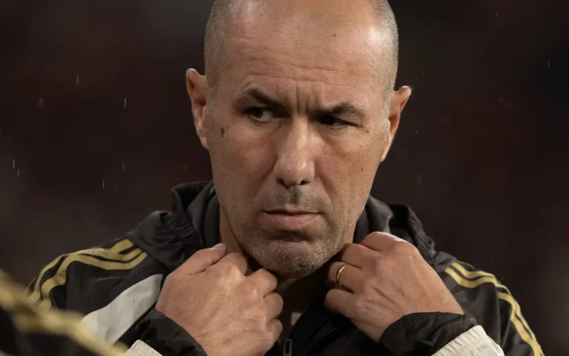Técnico Leonardo Jardim alfineta Flamengo e destaca expulsão de Pulgar como erro crucial em derrota por 3 a 0.