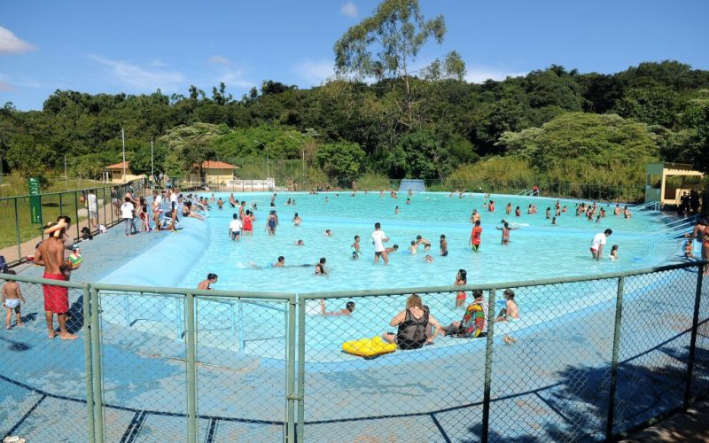 Descubra como participar do “Vai Quem Quer” e os horários de funcionamento da piscina no Parque Saburo Onoyama, tudo grátis!