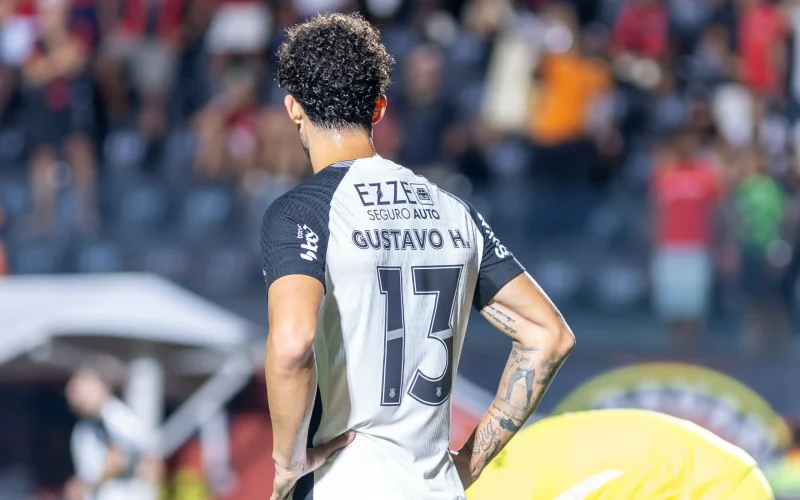 Gustavo Henrique marca nos minutos finais e faz história como zagueiro do Corinthians na Libertadores