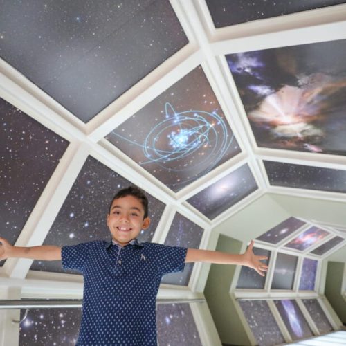 Planetário de Brasília promove colônia de férias gratuita com atividades de lançamento de foguetes para os pequenos