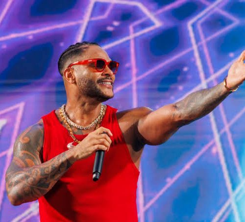 Tony Salles, ex-integrante do Parangolé, apresenta sua nova turnê solo em Brasília na próxima sexta-feira (10); descubra onde adquirir ingressos